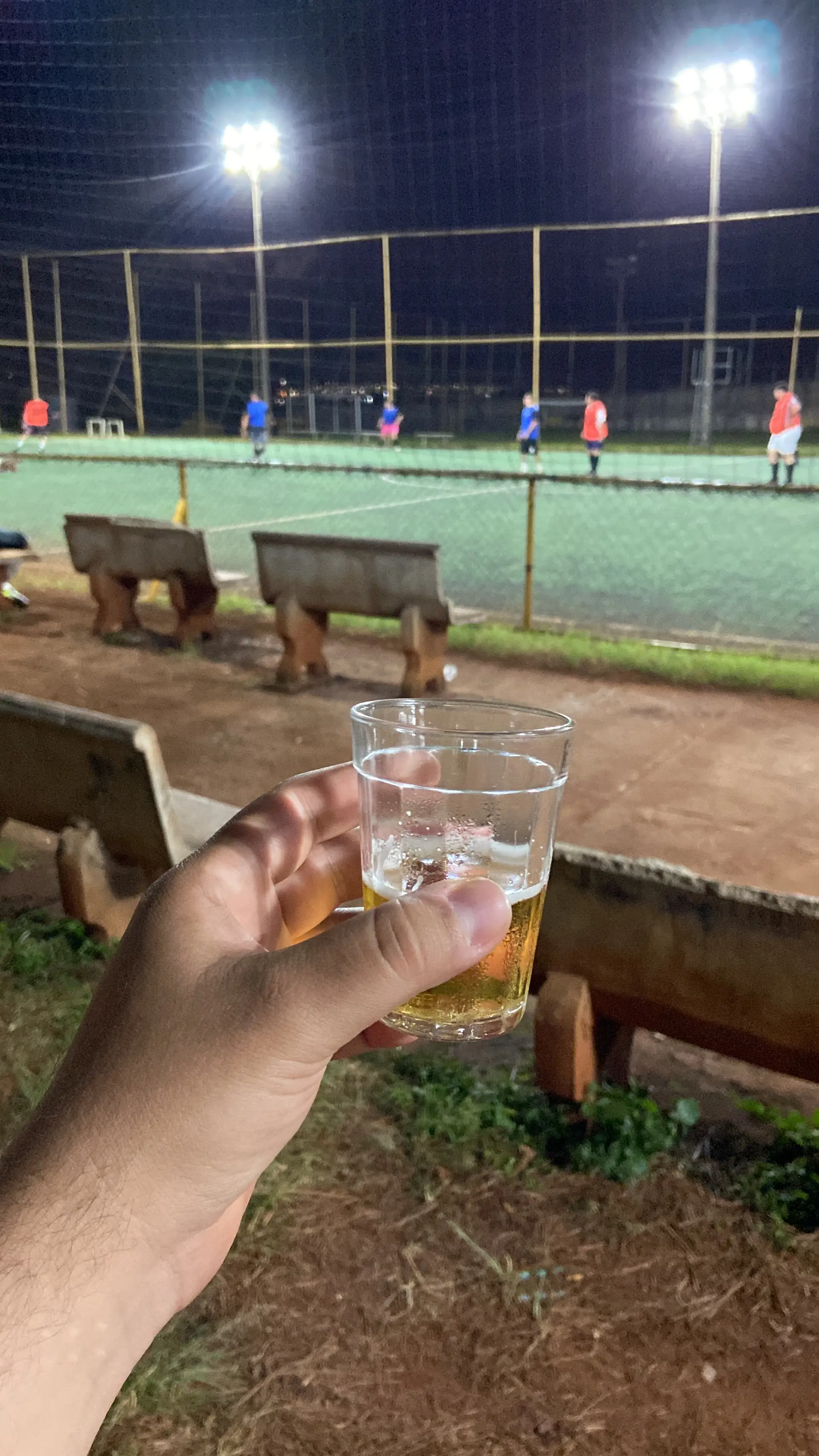 Campo iluminado à noite