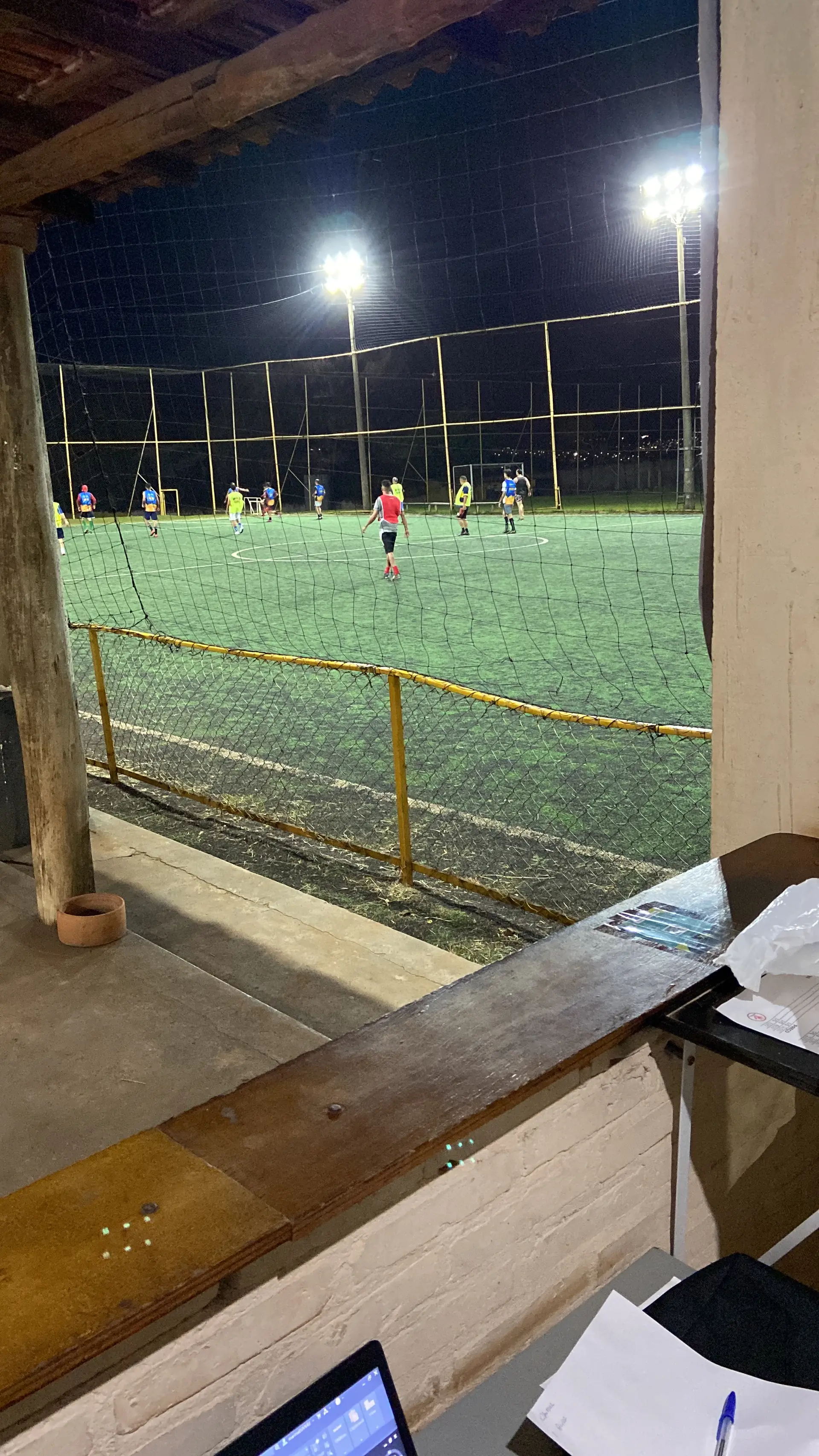 Time reunido no campo